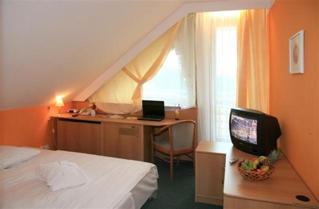 Hotel Nastup Лоучна-под-Клиновцем Экстерьер фото