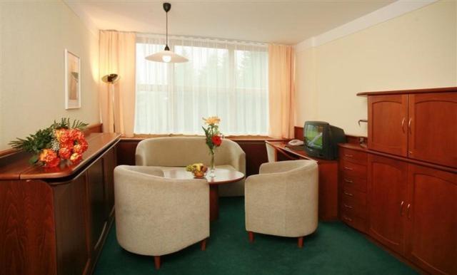 Hotel Nastup Лоучна-под-Клиновцем Экстерьер фото